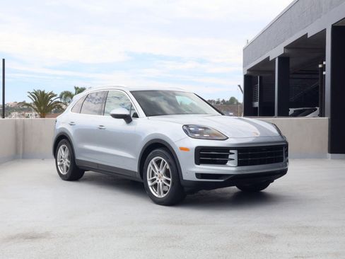 Certified 2025 Porsche Cayenne AWD/4WD image 7