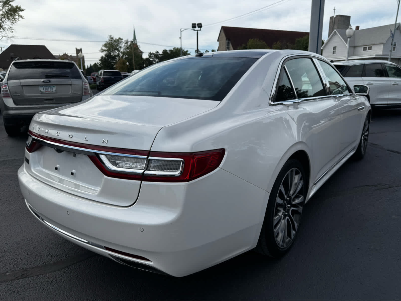 Used 2017 Lincoln Continental Select w/ Climate Package AWD/4WD image 8