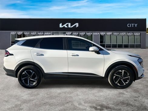 Used 2023 Kia Sportage LX image 2