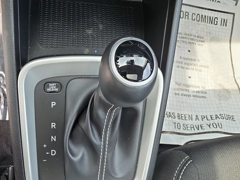 Used 2025 Hyundai Venue SEL FWD image 27