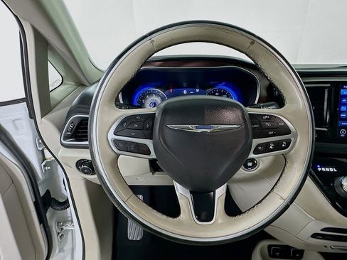 Used 2017 Chrysler Pacifica Limited w/ UConnect Theater Package FWD image 18