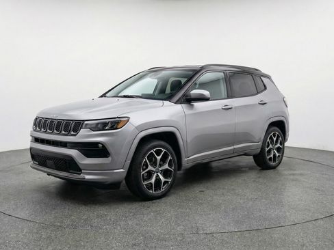 Used 2025 Jeep Compass Limited image 3