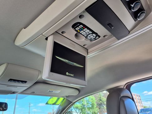 Used 2016 Chrysler Town & Country Touring w/ Driver Convenience Group FWD image 9