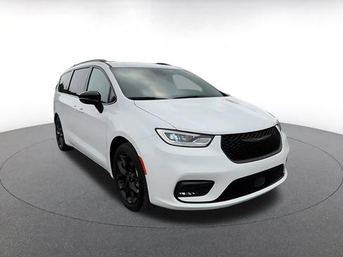 Used 2025 Chrysler Pacifica Limited FWD image 3