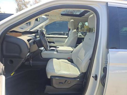 Used 2025 Ford Expedition Max Platinum AWD/4WD image 3