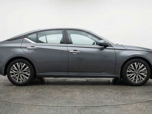 Used 2025 Nissan Altima 2.5 SV FWD image 11