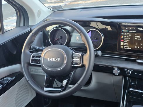 Used 2024 Kia Carnival EX image 24