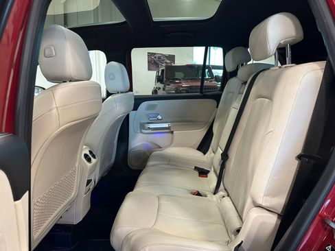 Used 2021 Mercedes-Benz GLB 250 w/ Premium Package image 40