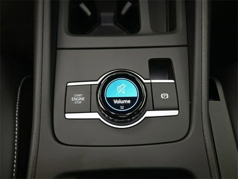 New 2025 Volkswagen Tiguan SE image 3