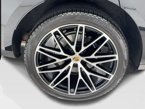 Used 2024 Porsche Macan w/ Premium Plus Package AWD/4WD image 14