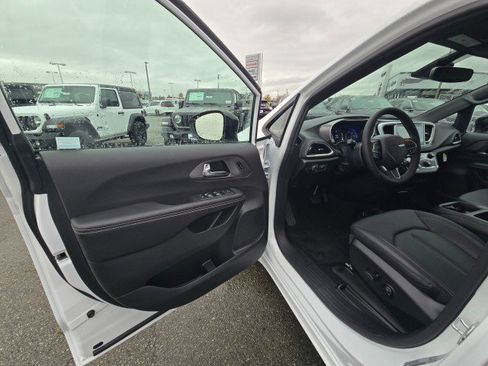 New 2026 Chrysler Pacifica Select image 21