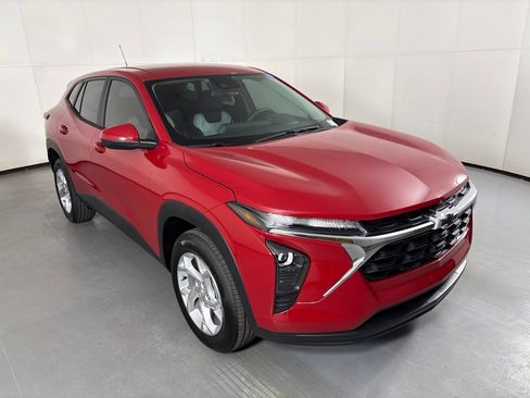 New 2026 Chevrolet Trax LS w/ LS Convenience Package FWD image 2