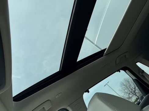 Used 2023 Nissan Rogue SL w/ SL Premium Package image 15