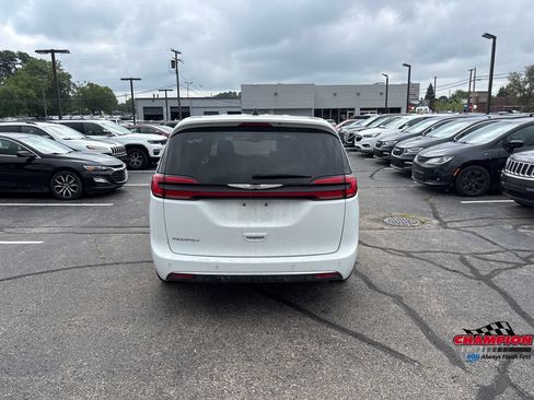Used 2024 Chrysler Pacifica Touring-L FWD image 6