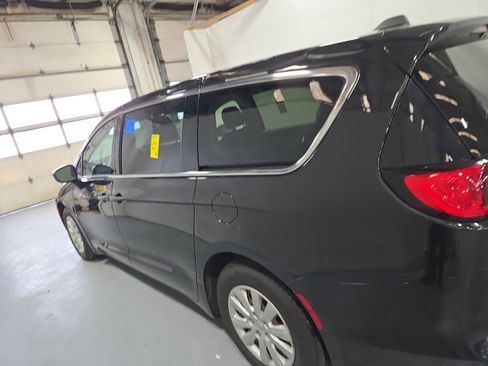 Used 2021 Chrysler Voyager L image 2
