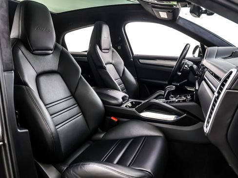 Used 2022 Porsche Cayenne Turbo w/ Assistance Package image 7