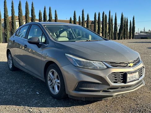 Used 2017 Chevrolet Cruze LT w/ Convenience Package image 2
