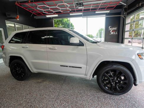 Used 2021 Jeep Grand Cherokee Laredo X AWD/4WD image 5