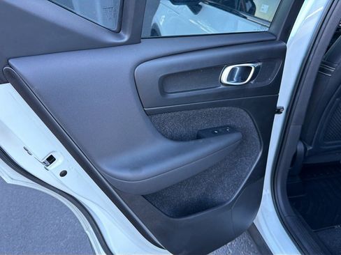 Used 2020 Volvo XC40 T5 R-Design image 17