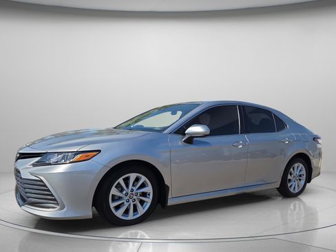 Used 2022 Toyota Camry LE image 2