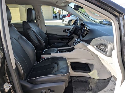 Used 2023 Chrysler Pacifica Limited FWD image 35
