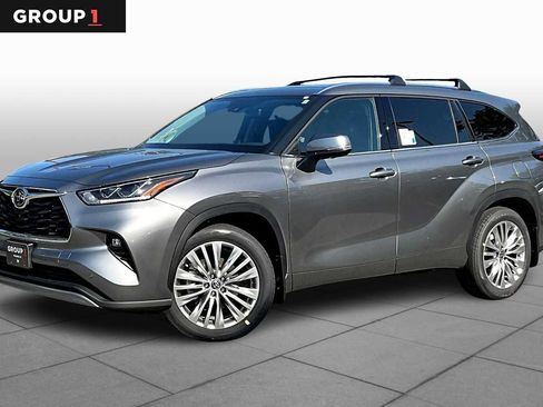 Certified 2025 Toyota Highlander Platinum AWD/4WD image 1
