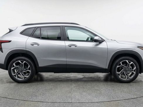 Used 2025 Chevrolet Trax LT w/ LT Convenience Package image 11