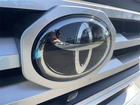 Used 2022 Toyota Tacoma Limited image 31