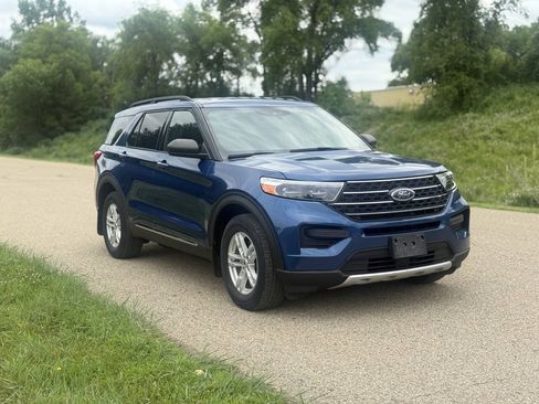 Used 2020 Ford Explorer XLT w/ Comfort Package AWD/4WD image 3