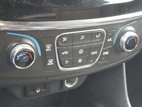 Used 2023 Chevrolet Traverse LT FWD image 27