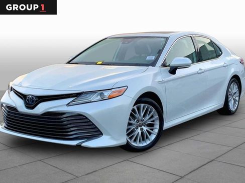 Used 2020 Toyota Camry XLE w/ Sunroof Package FWD image 1