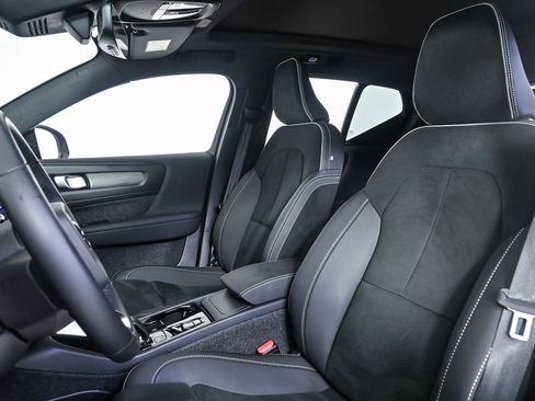 Certified 2025 Volvo XC40 B5 Plus AWD/4WD image 7