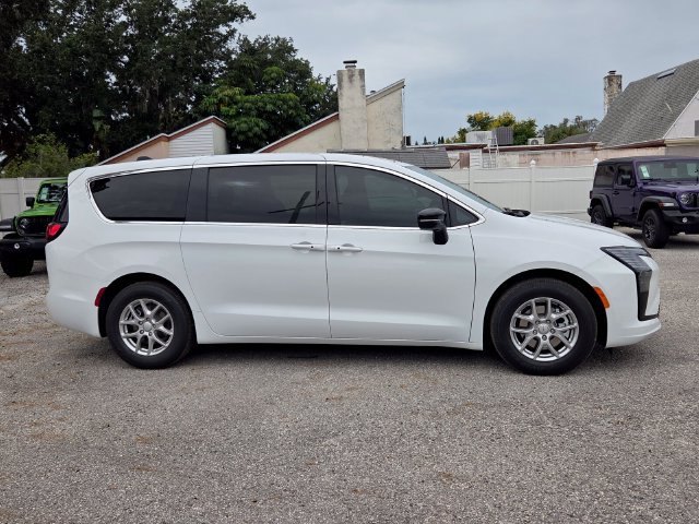 New 2027 Chrysler Pacifica Select FWD image 9