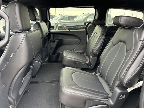 New 2026 Chrysler Pacifica Select w/ S Appearance Package image 11