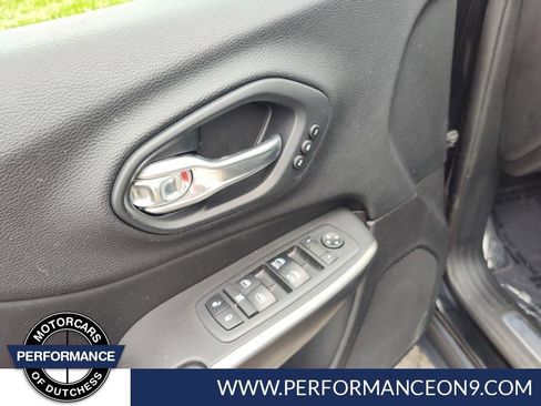 Used 2019 Jeep Cherokee Limited w/ Technology Group AWD/4WD image 11