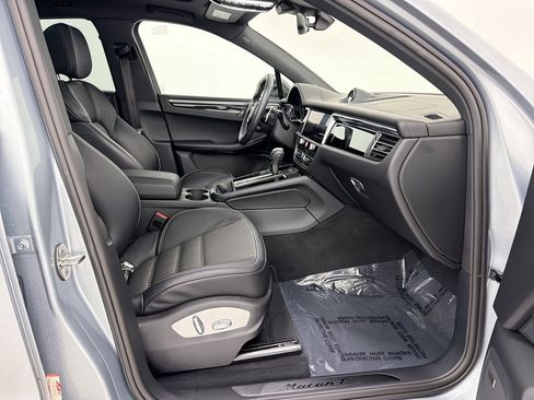 Used 2025 Porsche Macan AWD/4WD image 27