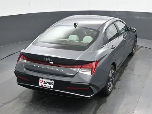 Used 2025 Hyundai Elantra Limited image 38