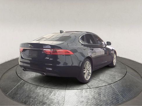 Used 2017 Jaguar XF Prestige image 2