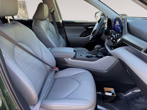 Used 2023 Toyota Highlander XLE AWD/4WD image 15