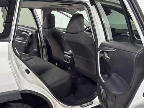 Used 2022 Toyota RAV4 XLE image 17