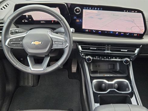 Used 2025 Chevrolet Traverse LT FWD image 27