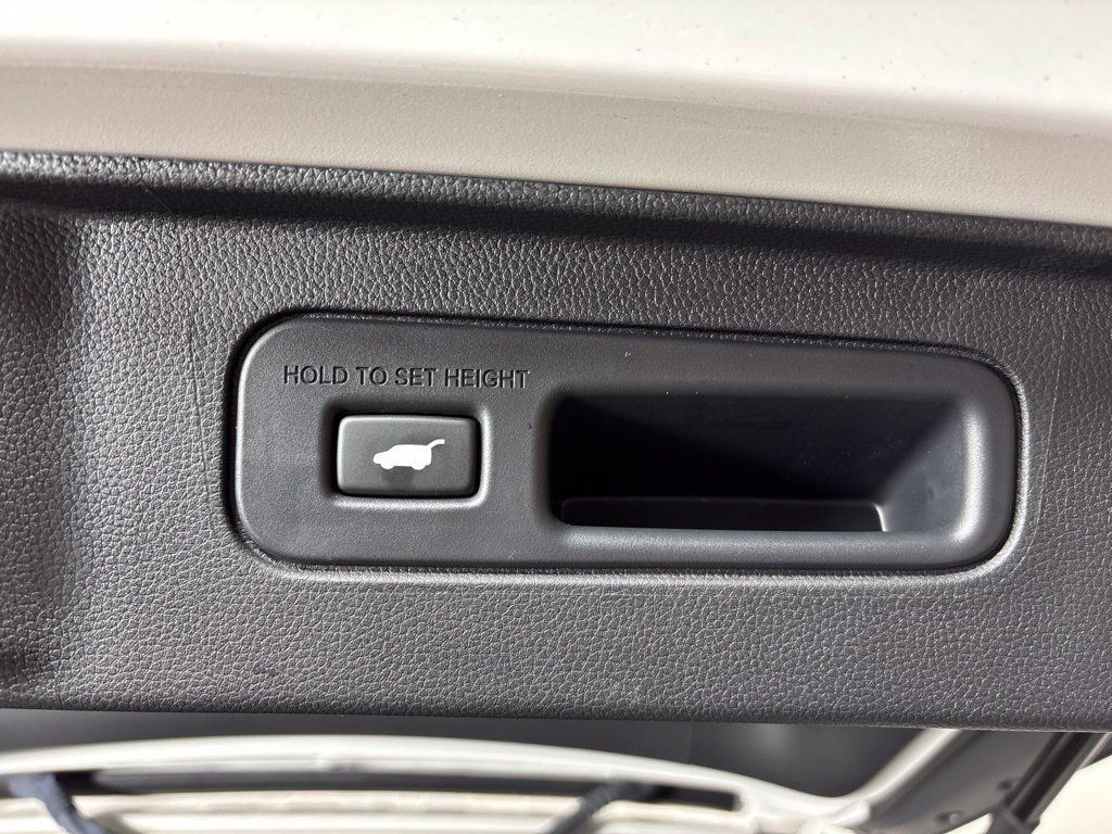 Certified 2025 Honda Pilot Black Edition image 28