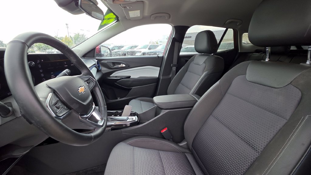 Used 2025 Chevrolet Trax LT w/ LT Convenience Package FWD image 20