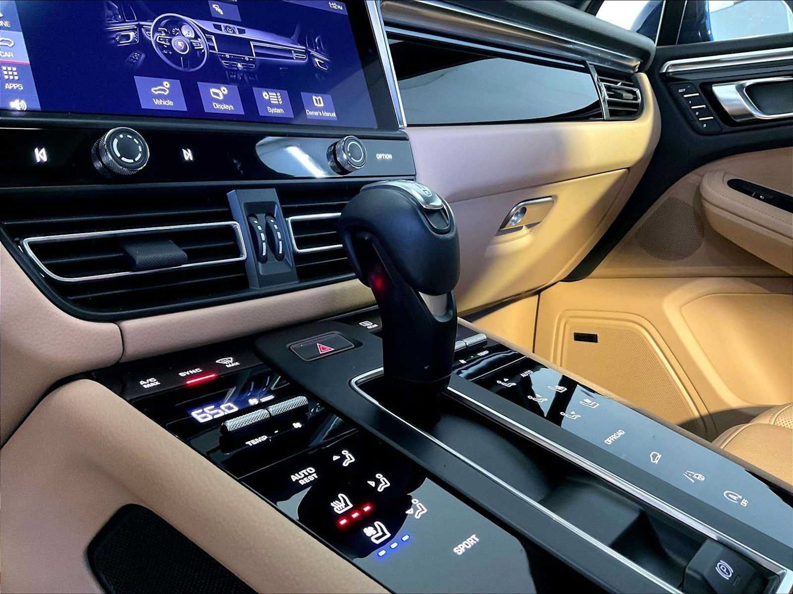 Certified 2024 Porsche Macan AWD/4WD image 17