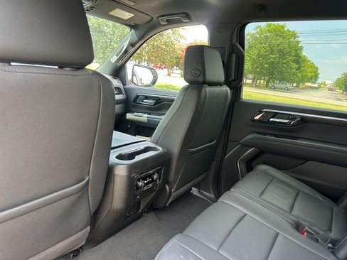 Used 2025 Chevrolet Suburban Z71 AWD/4WD image 18