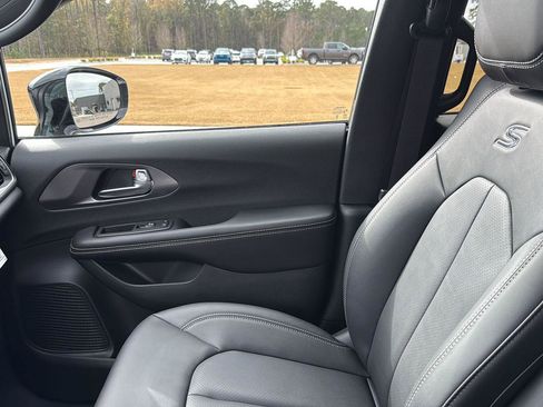 New 2026 Chrysler Pacifica Select w/ S Appearance Package image 23