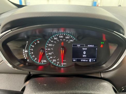 Used 2020 Chevrolet Trax LT w/ Sun & Sound Package FWD image 12
