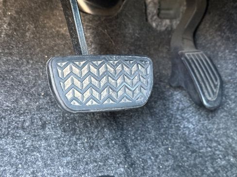 Used 2013 Toyota Yaris LE image 39