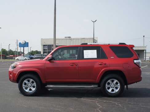 Used 2020 Toyota 4Runner SR5 AWD/4WD image 11