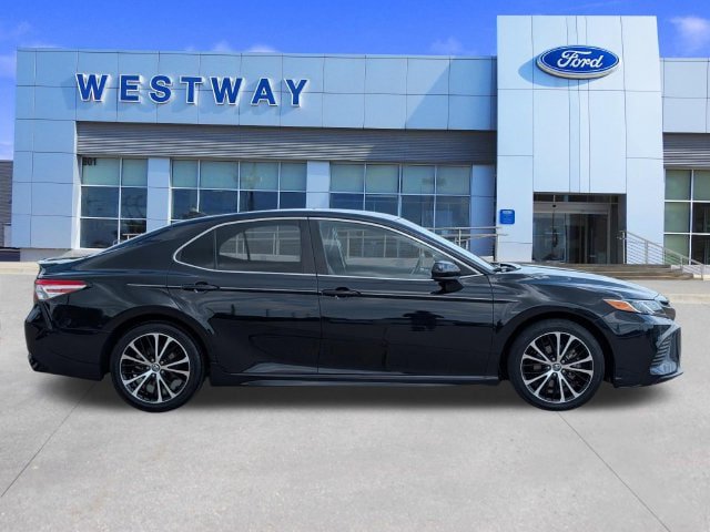 Used 2020 Toyota Camry SE FWD image 2